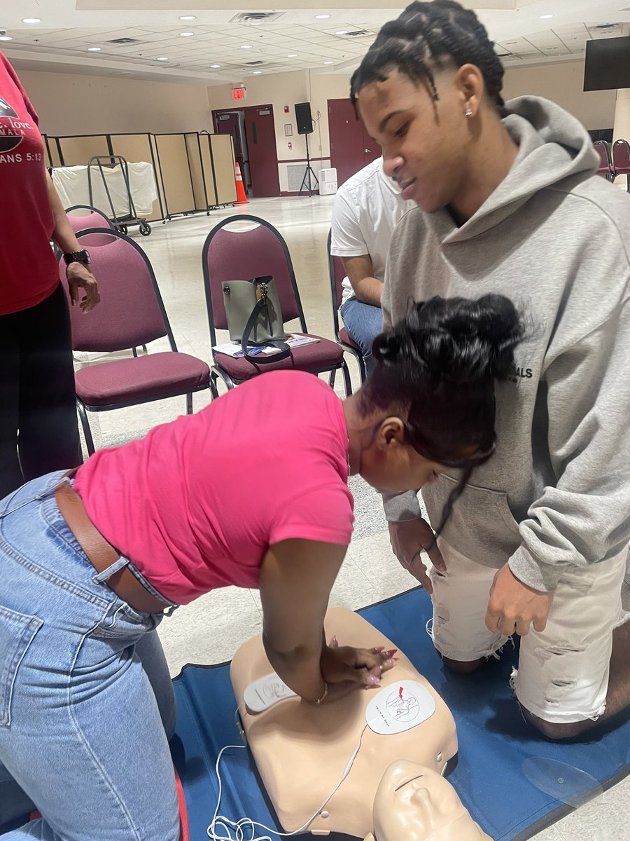 DomHeart21's tweet image. You could be the difference between life and death for someone experiencing a cardiac event. Be ready to act in an emergency situation by learning CPR and how to use an AED. 

Congratulations to the 18 heart heroes CPR/AED trained today! 

@AHANewYorkCity 
#CallPushShock