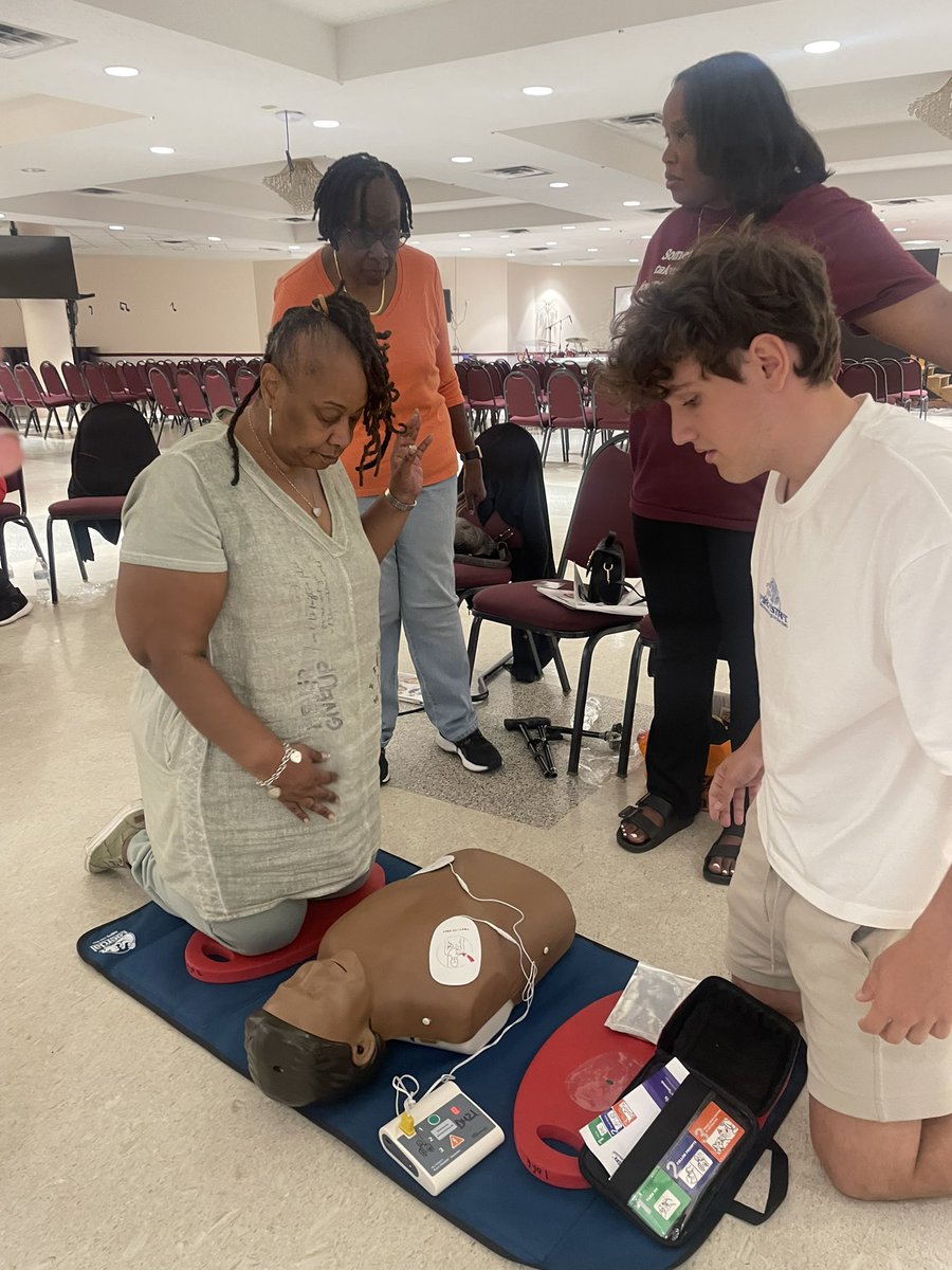 DomHeart21's tweet image. You could be the difference between life and death for someone experiencing a cardiac event. Be ready to act in an emergency situation by learning CPR and how to use an AED. 

Congratulations to the 18 heart heroes CPR/AED trained today! 

@AHANewYorkCity 
#CallPushShock