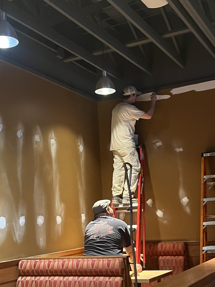 Shockers83's tweet photo. @bostonpizza I bet it will be this guy as I’m eating and drinking,he’s sanding and painting. #TeamUpForTheWin #Giveaway #drywalldust #wetpaintonyoursleaves https://t.co/36spllr08h