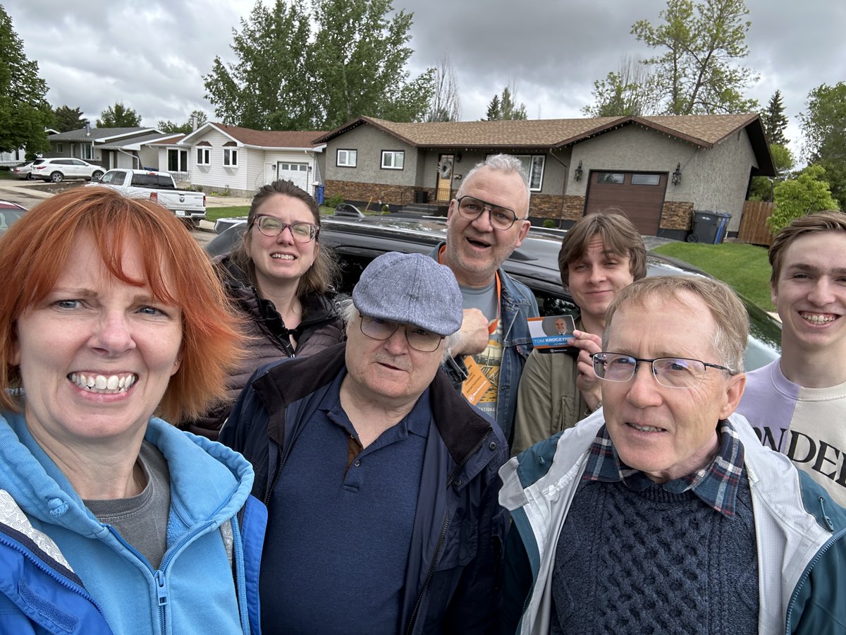 TomKroczynski's tweet image. A great group of volunteers ready to help make a real change in The Battlefords!
Here we come!
@votetomkroczynski
@jackiekro  @Sask_NDP @SaskNDPYouth 
#timeforachange #thebattlefords #northbattleford