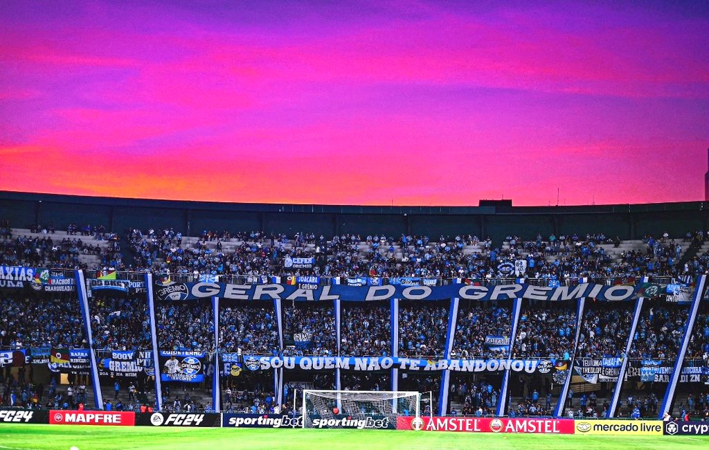 Vamos contar lá na frente o que a torcida do Grêmio está fazendo.

750 km longe de sua casa, transforma Curitiba em Porto Alegre e o Couto Pereira no Olímpico Monumental!

Gigante, Imortal!

📷 de Lucas Uebel