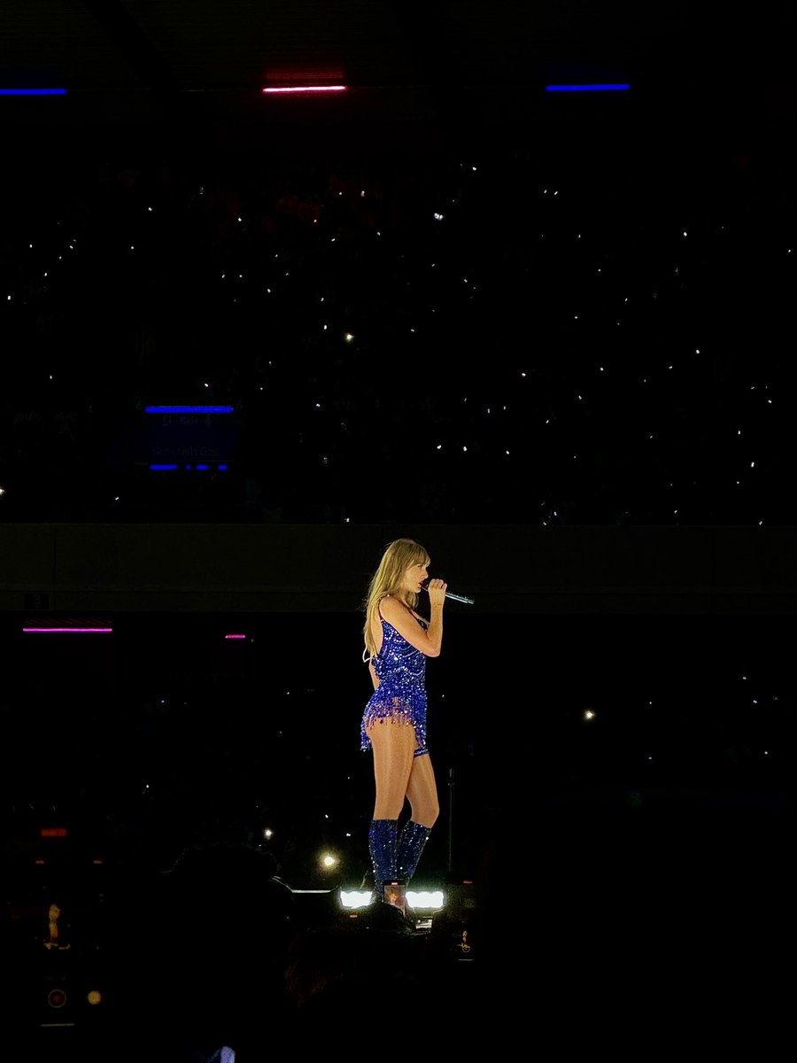 chelsgaultx's tweet photo. THE BEST NIGHT EVER 🪩🕛🐍🪐🫶🏼!!! #EdinburghTStheErasTour https://t.co/1AHbfAvDde
