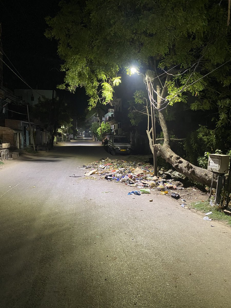 RkArjun_7's tweet photo. @dmballia @CMOfficeUP 

The streets are littered with trash, and the environment is ravaged. I urge you to conduct an investigation, implement effective waste disposal measures, and hold the municipality accountable.
📍Amritpalli Road, Kadam Chauraha. https://t.co/gCHurv7kXY