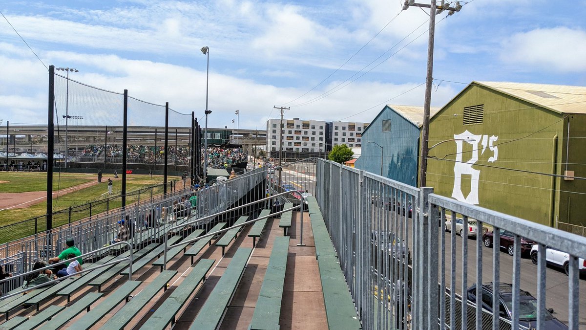 MayoLego's tweet photo. We're at Raimondi field today watching the Oakland Ballers face the Yolo High Wheelers. Both in the Pioneer league. Attendance today 1488. Yolo has the most millennial lineup ever.
@peterjsully 
@XxmaxrudyxX https://t.co/NxP9x5vIDB