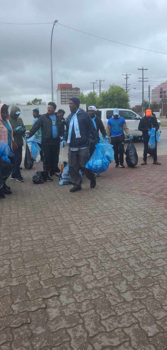 napoleonGgaim's tweet photo. Things we do for our community.
Members of #Edmonton's #bluerevolution serving their community by conducting litter pick and garbages. This needs to be adhered everywhere in 🇨🇦 @edmontonpolice @CityofEdmonton @edmontonjournal @RCMPAlberta @AmarjeetSohiYEG @GarnettGenuis https://t.co/NIQ2LA6MIN