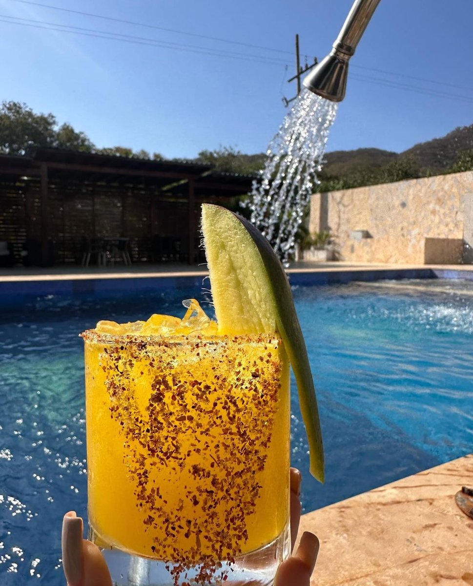 summer vibes 👙🕶️🍸🏖️