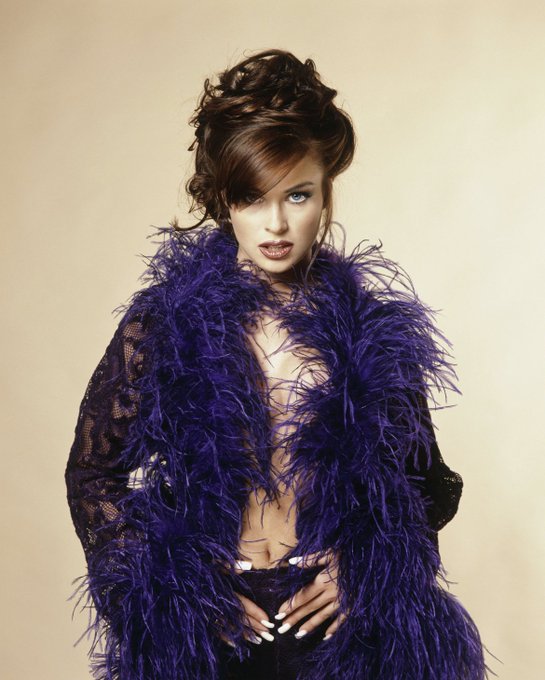 should I go back to brunette? #throwback https://t.co/FB8t5OSZiS<a href="/tag/throwback"class="tags">#throwback</a>