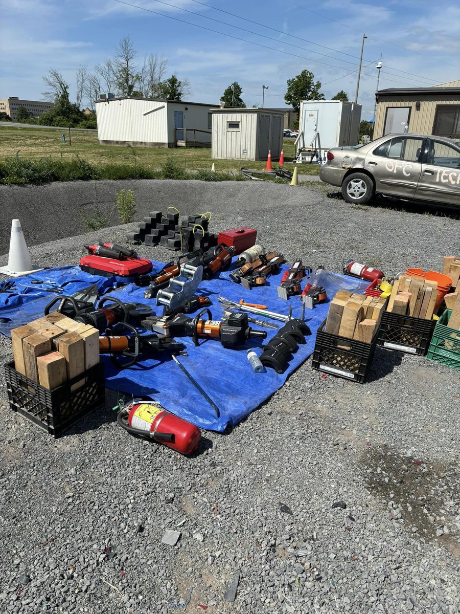 JohnMcBeth's tweet photo. A few photos to highlight the NFPA 1006 Common Passenger Vehicle Auto Extrication course that took place last week in Kingston.  A sincere thanks to all of the instructors, both full time and adjunct and each of the participating departments.  Great job by all! https://t.co/e0uKWC4xVP