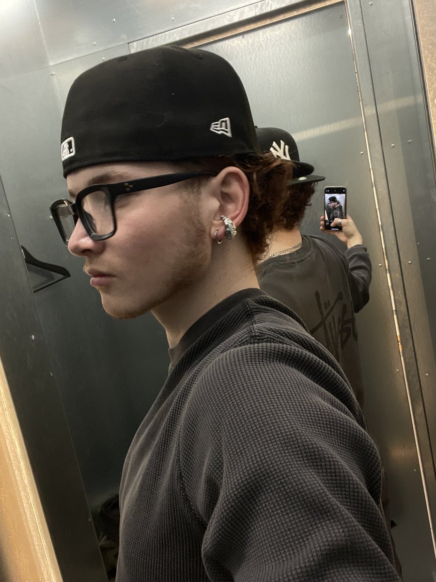 that_aznginger's tweet photo. the Stussy fitting room >>> https://t.co/uNk4cDOC2x