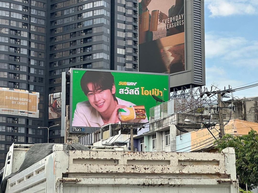 ChaEunwooINTL's tweet image. 📰 Subway x Cha Eunwoo invests over 30 million baht in marketing

Subway Thailand, under Goluck Co., Ltd., is launching a significant marketing campaign, investing over 100 million baht annually, with an initial 30 million baht campaign featuring #CHAEUNWOO as the brand…