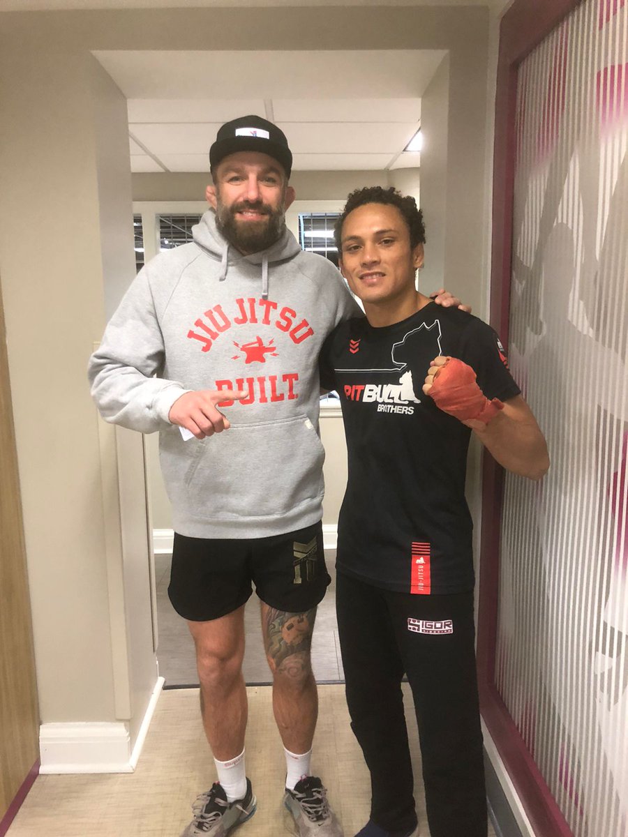 igorsiqueiramma's tweet photo. Lembrança de Louisville Kentucky, no @LFAfighting 180 que foi um grande sucesso de bilheteria, hoje após 10 anos, o @ufc volta a essa maravilhosa cidade. Obrigado @LFAfighting pro me proporciona esses momentos.
#UFCLouisville #ufc #mma #lfa #lfamma https://t.co/ksPDDOZxD1