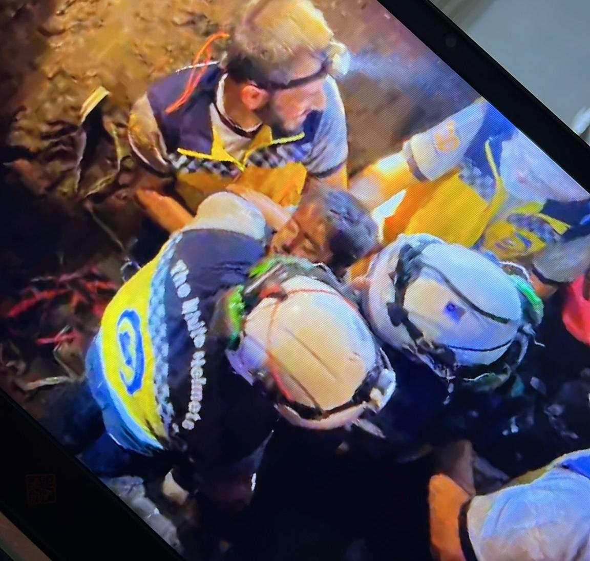 الإستجابة السريعة والجاهزية الكاملة لرجال الدفاع المدني لإنقاذ طفل سقط في بئر بريف إدلب فاقت وتخطت جاهزية دولة كاملة كإيران للبحث عن  رئيسهم...
#شكرا_من_القلب_لرجال_الخوذ_البيضاء