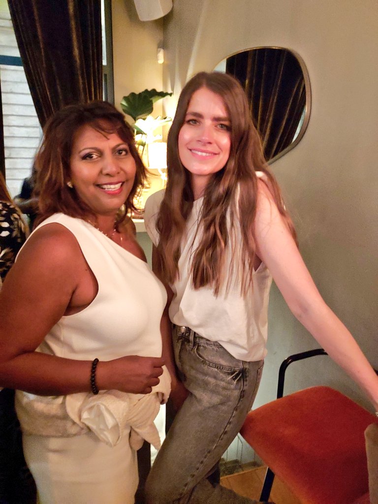Lynda_Savaranin's tweet image. Maxim une jeune chanteuse à la.voix d'or #humaniste #bigsinger #bigvoice #theartiste #Paris #culture @MinistereCC @gouvernementFR @outremer_gouv il était une fois... une rencontre à Paris 🥰