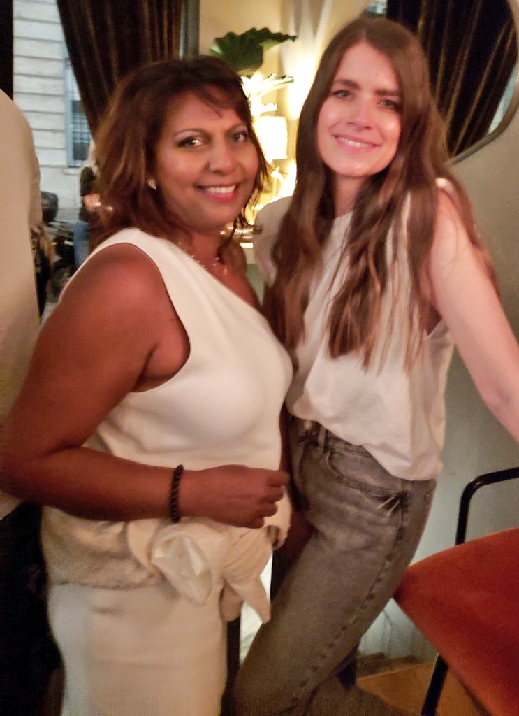 Lynda_Savaranin's tweet image. Maxim une jeune chanteuse à la.voix d'or #humaniste #bigsinger #bigvoice #theartiste #Paris #culture @MinistereCC @gouvernementFR @outremer_gouv il était une fois... une rencontre à Paris 🥰