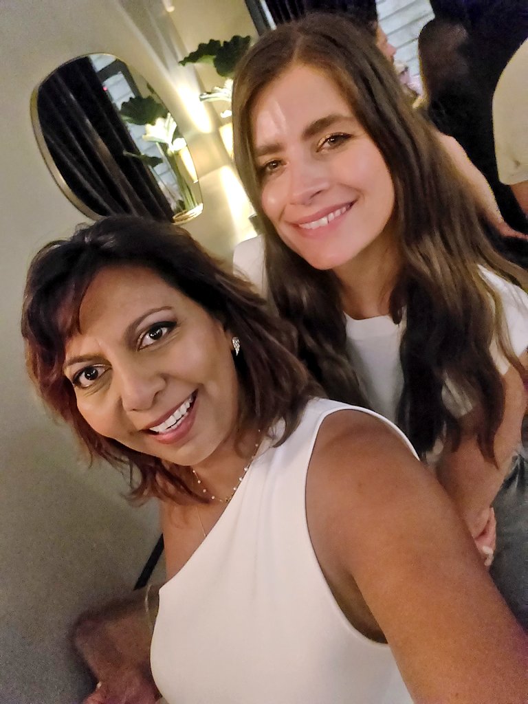 Lynda_Savaranin's tweet image. Maxim une jeune chanteuse à la.voix d'or #humaniste #bigsinger #bigvoice #theartiste #Paris #culture @MinistereCC @gouvernementFR @outremer_gouv il était une fois... une rencontre à Paris 🥰