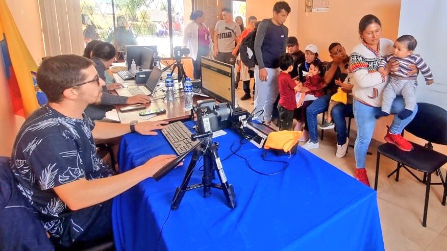 RCivil_Zona6's tweet photo. 📌CAÑAR| ¡Continuamos con las #BrigadasMóviles del @RegistroCivilec en territorio!
➡️ Hoy, visitamos la parroquia #Ducur para cedular a personas del grupo de atención prioritaria y ciudadanos que por la distancia no pueden acudir a una agencia.
✅ Entregamos 103 cédulas. https://t.co/uyqsepTo6I