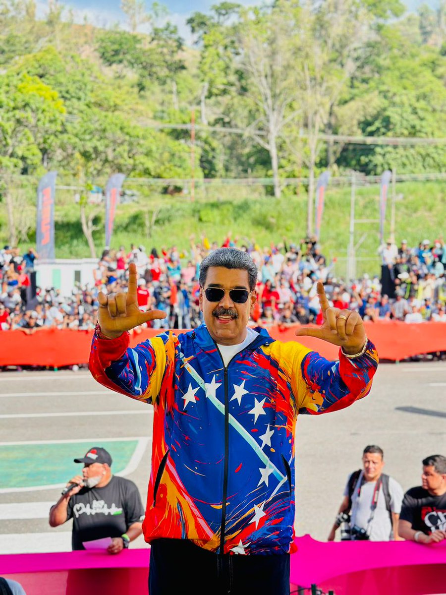 #Ahora Pdte. <a href="/NicolasMaduro/">Nicolás Maduro</a>: Firmo el Punto de Cuenta para reconocer a las Motopiruetas como deporte nacional en Venezuela. ¡Aprobado!

¡Que viva la juventud!

#08Jun
#SíVaNico