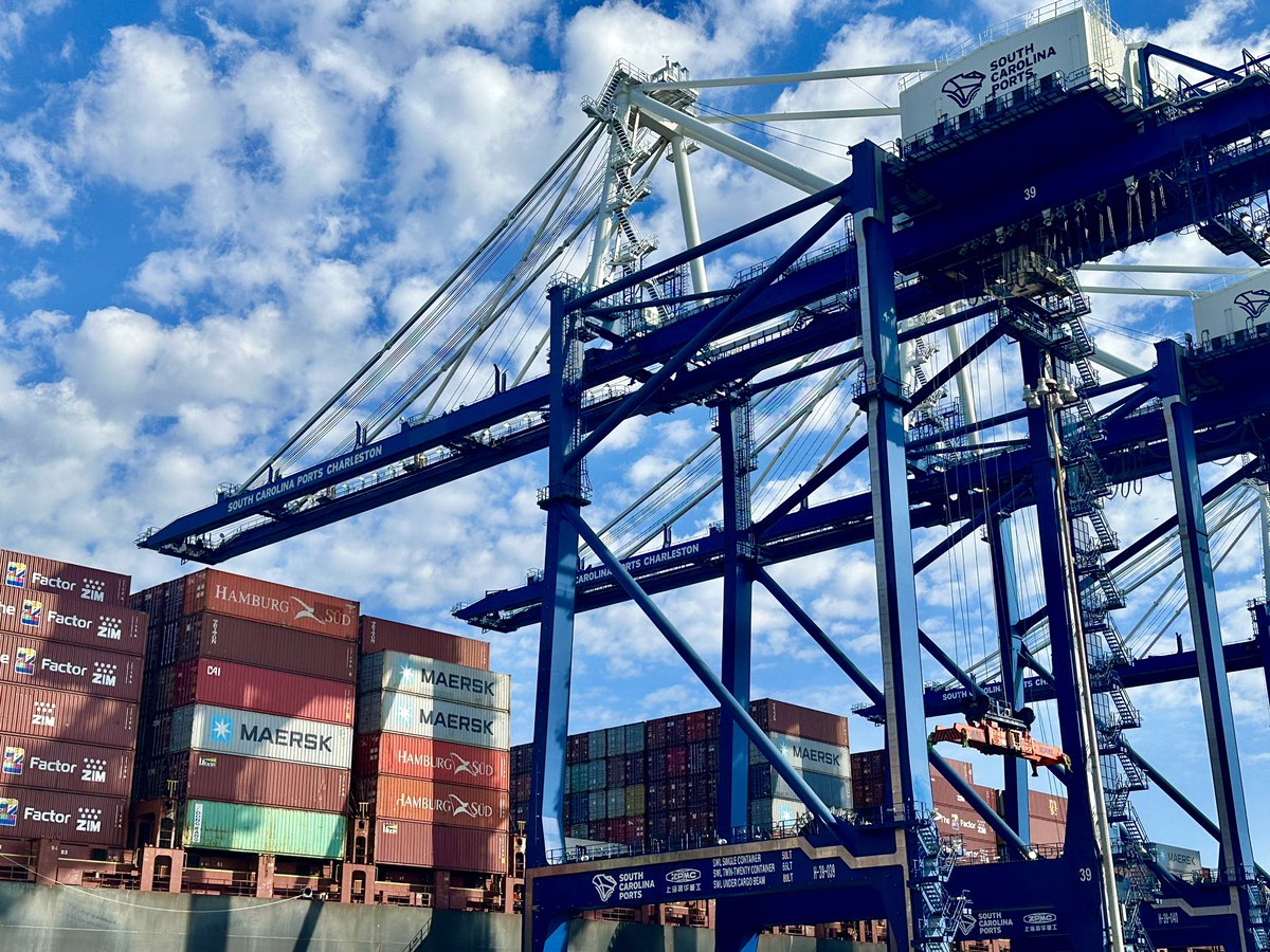 LizCrumley's tweet photo. Keeping freight moving for SC companies @SCPorts https://t.co/XJA7aD9iOZ