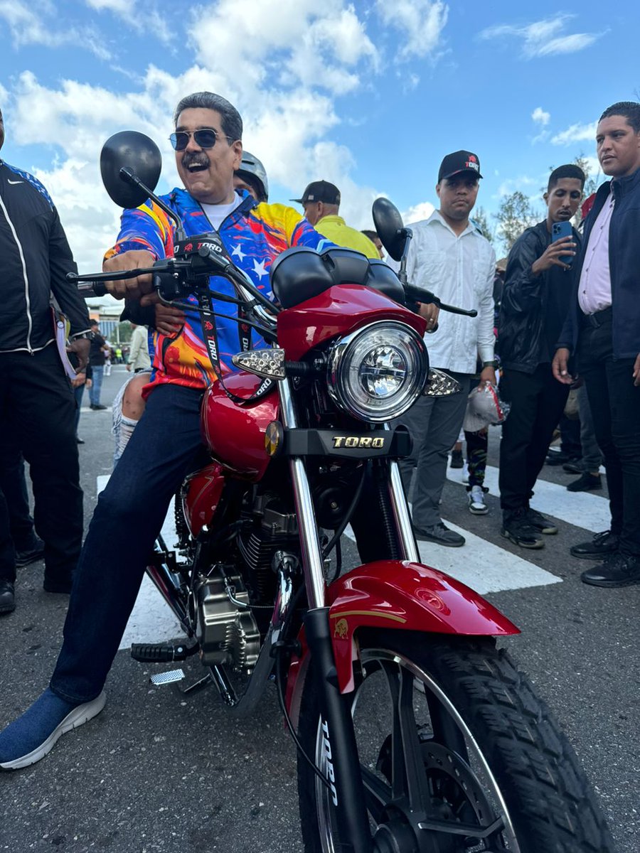 #Ahora Pdte. <a href="/NicolasMaduro/">Nicolás Maduro</a>: Anuncio que a partir de hoy los espacios del estacionamiento del Poliedro de Caracas serán una pista especial para las Motopiruetas.

#08Jun
#SíVaNico