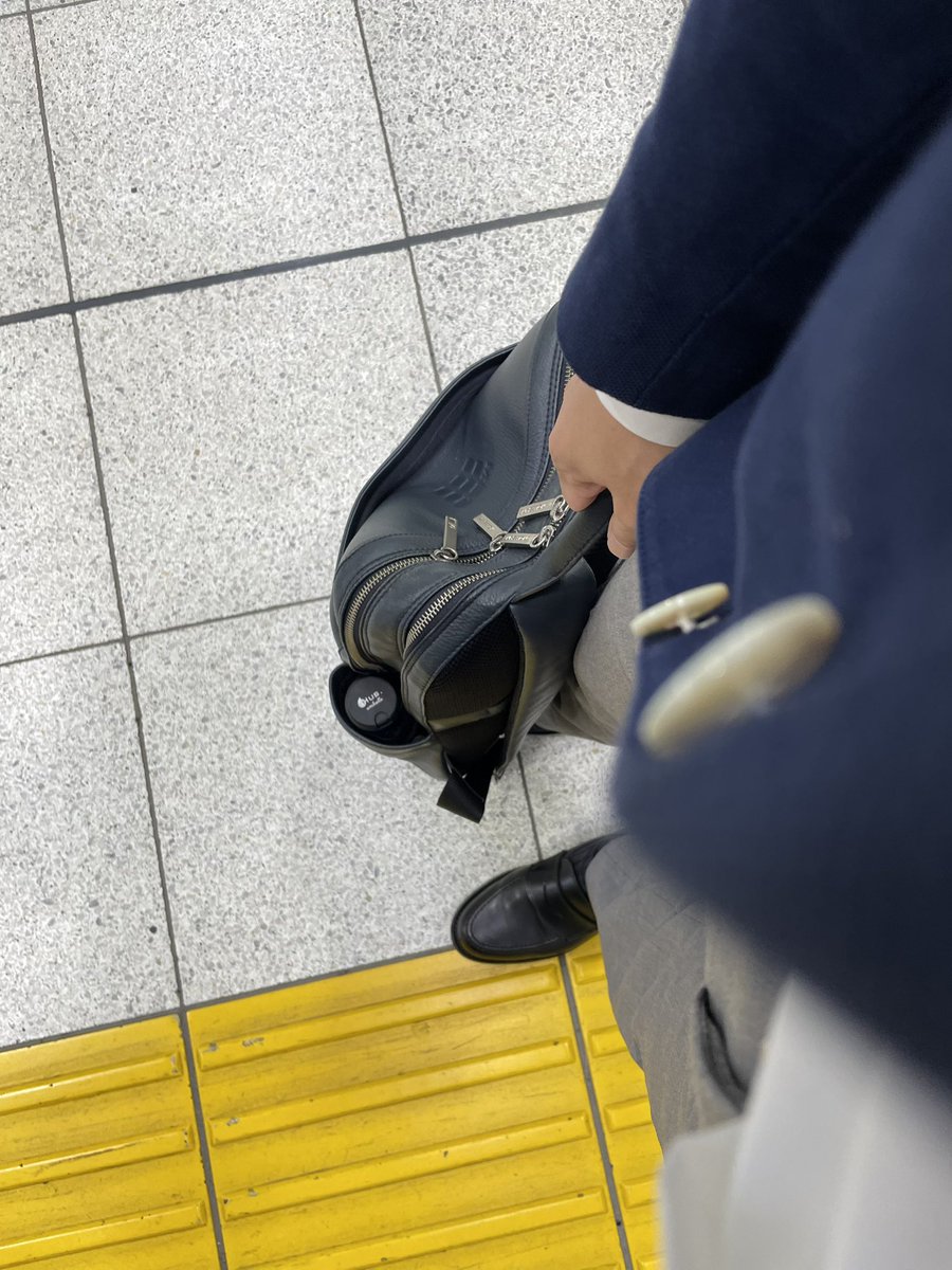 oshare_dorobow's tweet photo. モレスキンのリュックを使いたいがために服装も靴も変えた。リュックならスーツは嫌だな→ジャケパンならヒモ靴じゃないかな→ローファー。マイファッションルールに縛られて身を動きが取れない限界中年男性。

#革靴 #靴磨き #crockettandjones #boston2 #leathershoes #moleskine #モレスキン https://t.co/raq6IUBVQ6