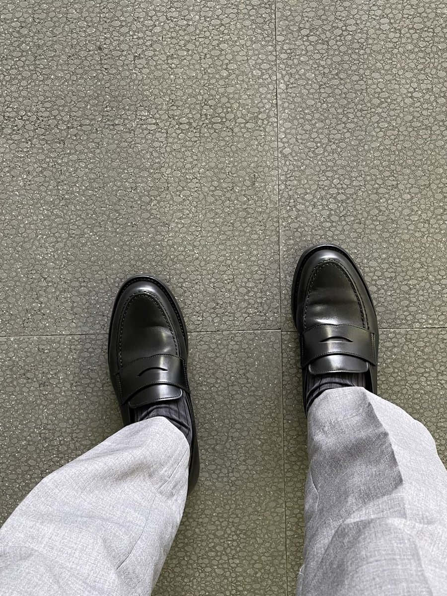 oshare_dorobow's tweet photo. モレスキンのリュックを使いたいがために服装も靴も変えた。リュックならスーツは嫌だな→ジャケパンならヒモ靴じゃないかな→ローファー。マイファッションルールに縛られて身を動きが取れない限界中年男性。

#革靴 #靴磨き #crockettandjones #boston2 #leathershoes #moleskine #モレスキン https://t.co/raq6IUBVQ6