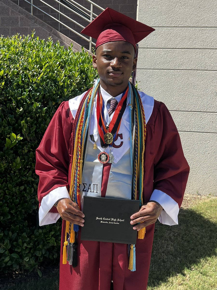 DarrylThomasJr2's tweet photo. Congratulations to my son, Darryl Thomas III @DarrylThomaslll for graduating from South Central High School, ranked number 4, on his way to @NCState for Engineering. He was able to open up his graduation today! https://t.co/IsThcxXYcW