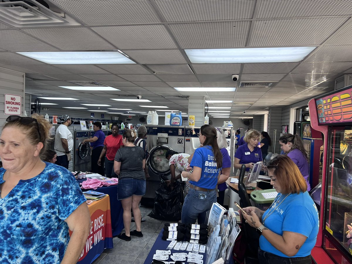 LeerPara3ro's tweet photo. Gran mañana de sábado en Arcadia,FL sorprendimos a 78 familias completando 934 lavadas sin costo. Infinitas gracias a @ThePattersonFdn por su generosidad. @SuncoastCGLR #PopUPNeighbor #Laundrforfree https://t.co/1I5MDVyYhV