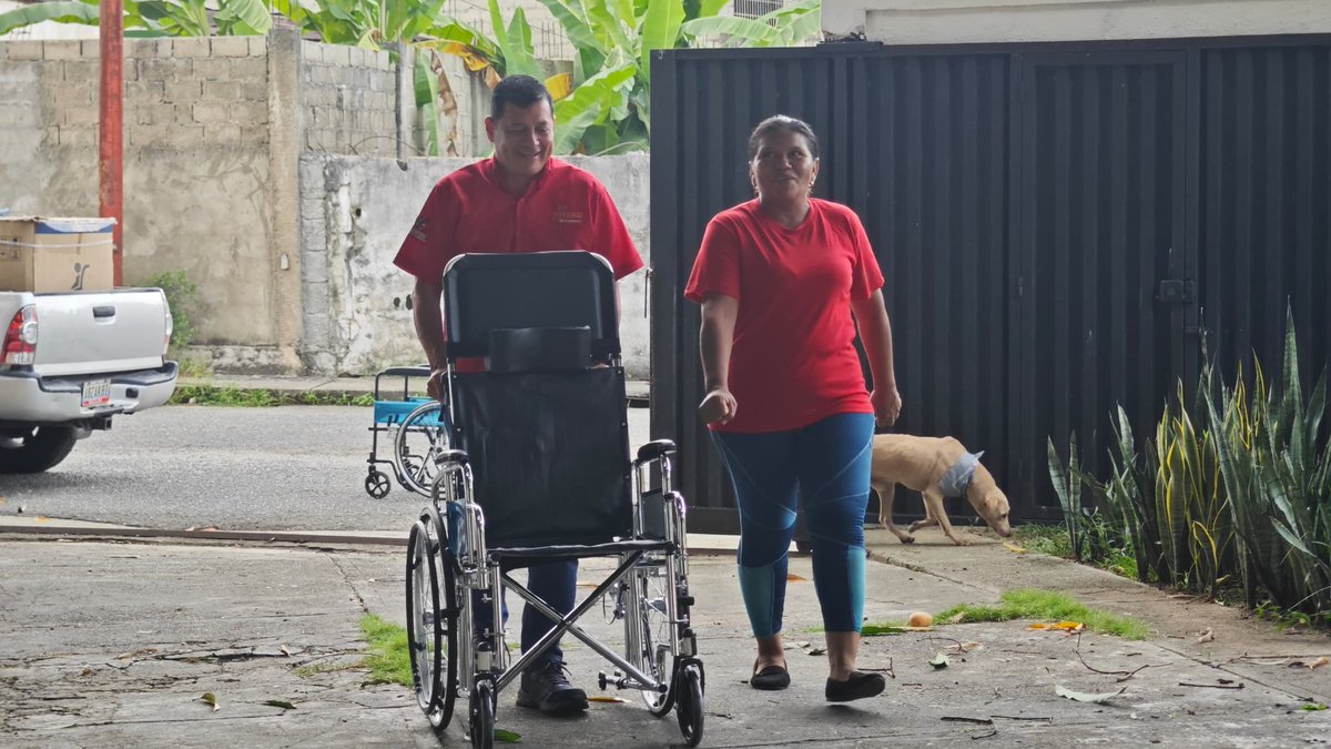 Sofi_256lp's tweet photo. #8Jun || La revolución bolivariana a través de los padrinos institucionales de @MercalOficial y el @MeridaInces1 hicieron entrega de ayudas sociales a familias de la parroquia Presidente Betancourt del municipio Alberto Adrianí.

#SíVaNico https://t.co/rfWUEw71Cb
