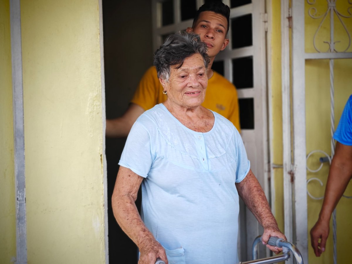 Sofi_256lp's tweet photo. #8Jun || La revolución bolivariana a través de los padrinos institucionales de @MercalOficial y el @MeridaInces1 hicieron entrega de ayudas sociales a familias de la parroquia Presidente Betancourt del municipio Alberto Adrianí.

#SíVaNico https://t.co/rfWUEw71Cb