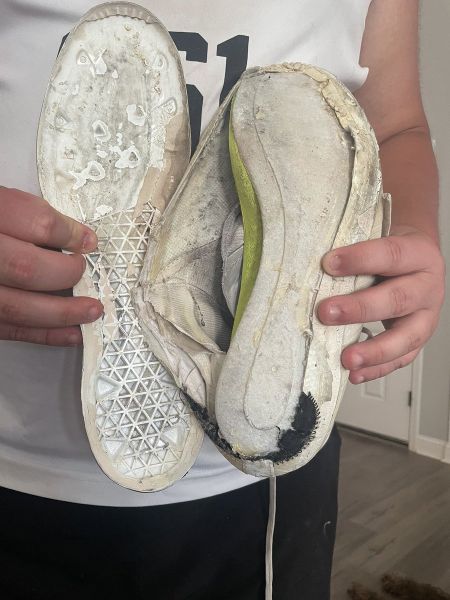 CoachWhitt72's tweet image. Blew his left cleat out 30 mins into camp, no back-up pair. Trainer taped it onto his foot and he kept on trucking for the next 2.5 hours.  At the end he walked away with an offer.  That’s the definition of want-to and perseverance.  Congrats @LukeWhitt55‼️
#OLpride