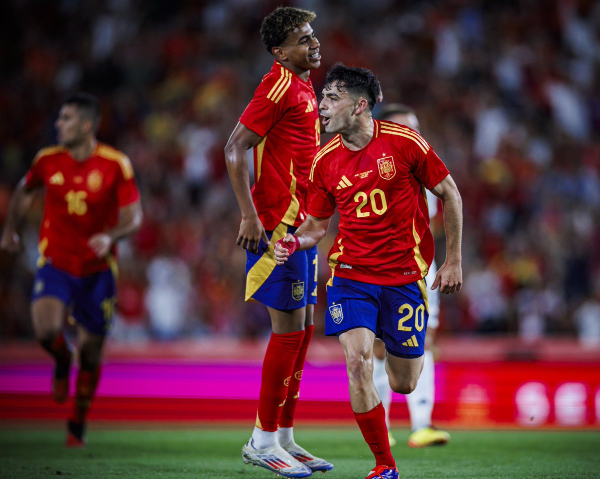 Noche muy feliz! Siempre es especial marcar, y más si son los primeros goles con <a href="/SEFutbol/">Selección Española Masculina de Fútbol</a> 👓🥅 Gracias Palma por tanto cariño. ❤ Con más ganas que nunca de #Euro2024 #VamosEspaña