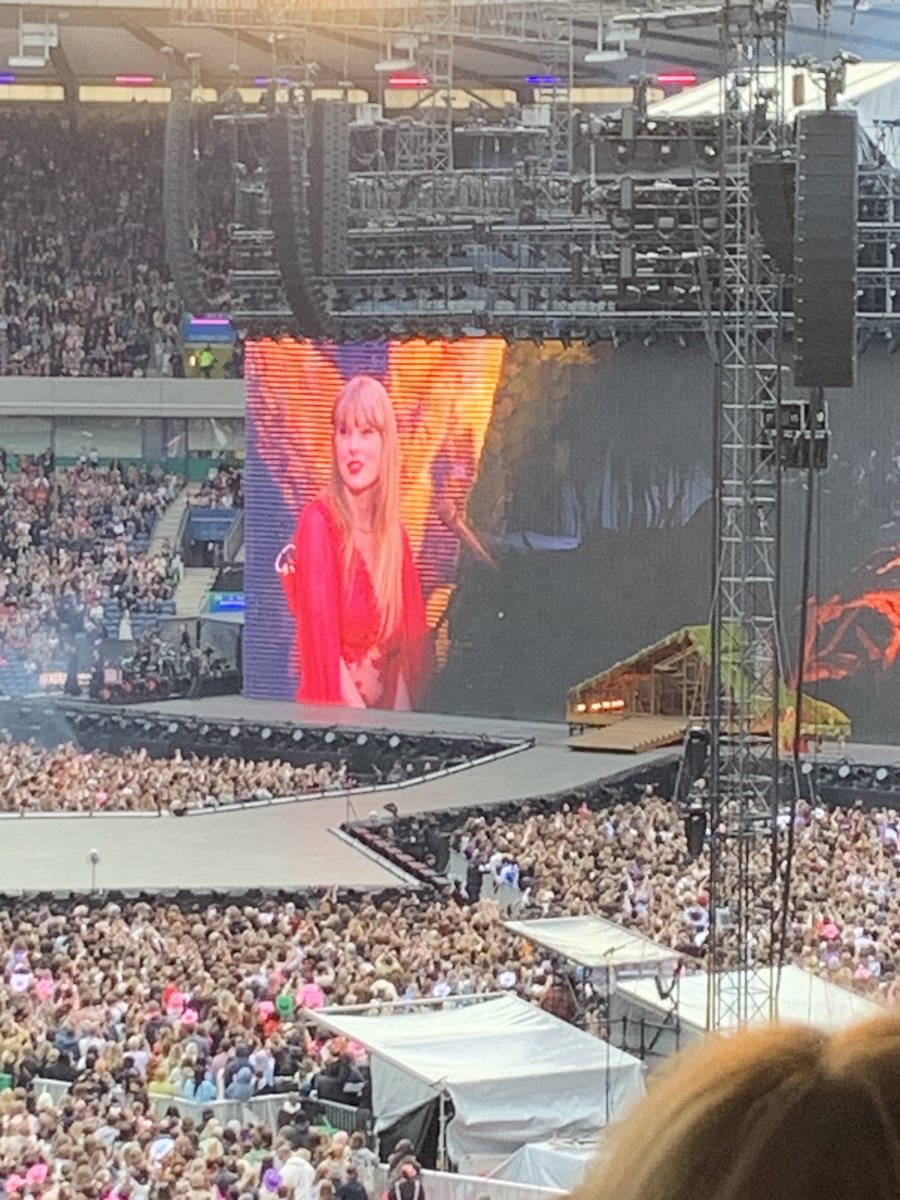Cormacklola's tweet photo. What can I say? Taylor has created a masterpiece, she is truly a mastermind  #EdinburghTStheErasTour https://t.co/u5s7PioWlz
