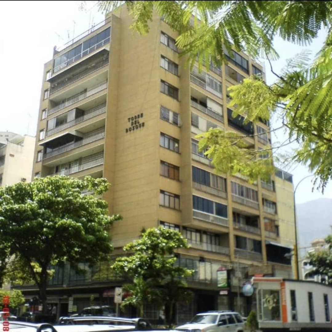 DanielavRojasD's tweet photo. Vecinos de la Torre El Bosque en la urb El Bosque, Chacao, denuncian que tienen más de cuatro días sin luz y @CorpoelecInfo no les ha solucionado el problema. 

Aseguran que en el edificio, hay varios personas de la 3ra edad a quienes se les está dañando los alimentos. 

@Chacao https://t.co/R4bt60GAKO