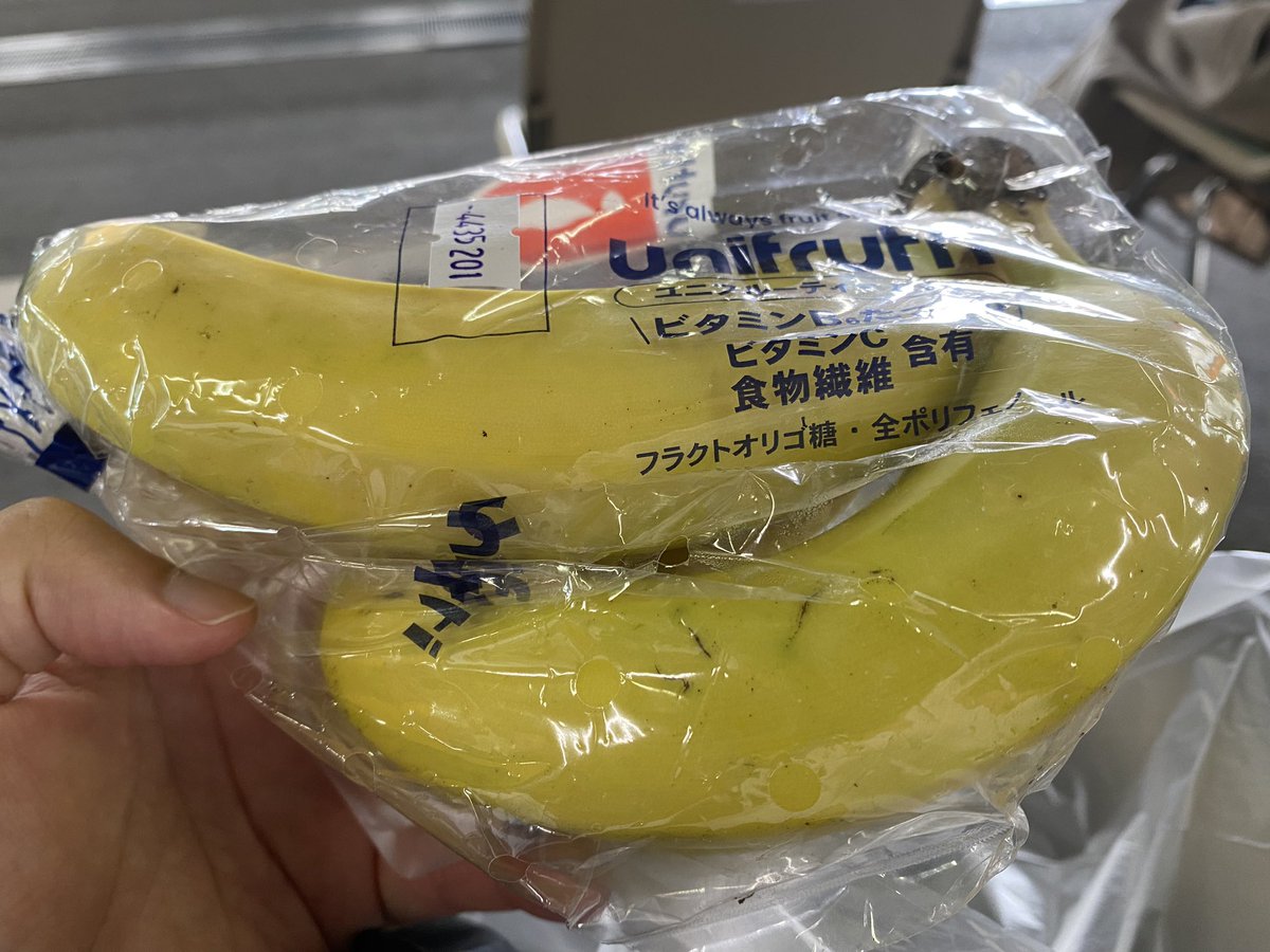 昨年も学校町一箱古本市の朝にあった朝食イベント。オシャレな目新しい外部の出店だけが賑わい、場を提供している元からの店に恩恵が無いのは良く無いので、せめてバナナを購入。イベント目当てであろう若い人も市場で買物してて、こういう事よ！って思った。