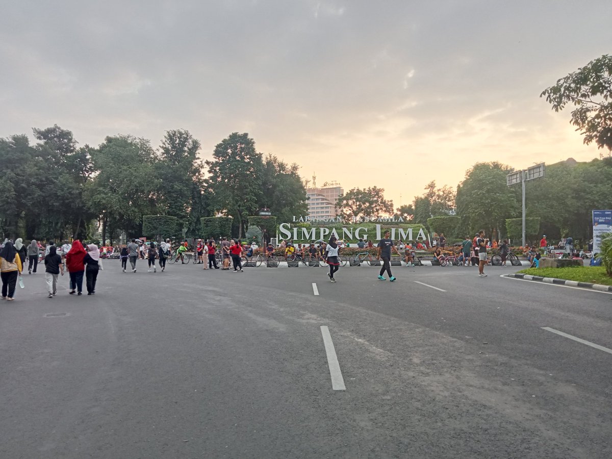 RadioIdolaSMG's tweet photo. 06.12; Suasana Car Free Day di Simpang Lima Semarang, pagi (09/06) ini.

#cfd #simpanglima #semarang #jateng https://t.co/IwJOpQo6xT