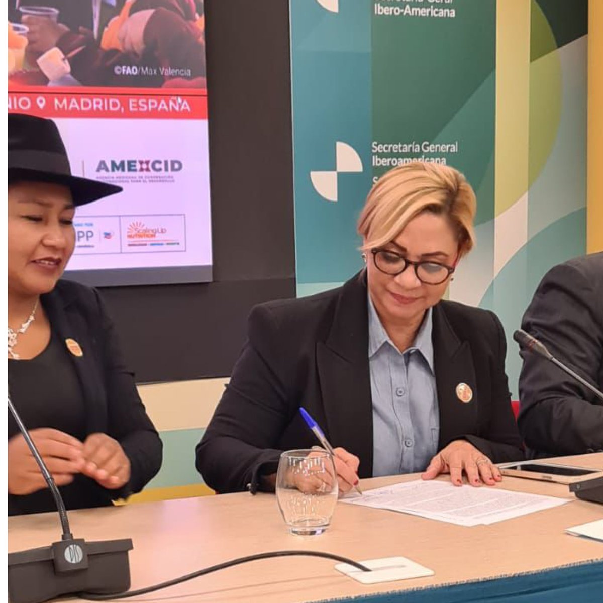DiputadosRD's tweet photo. ¡Por la seguridad alimentaria de todas y todos 🇩🇴🤝🇪🇸!

Desde la sede de @AECID_es en Madrid y la colaboración de @AMEXCID, la secretaria del bufete directivo Soraya Suárez (@sorayasuarezprm), subcoordinadora del Frente Parlamentario Contra el Hambre de América Latina y el Caribe, participó en un encuentro con la Alianza Parlamentaria Iberoamericana
y Caribeña; donde firmaron un acuerdo y resaltaron el compromiso de fortalecer la cooperación interparlamentaria, promoviendo el intercambio de experiencias entre los parlamentos iberoamericanos y caribeños para impulsar el trabajo legislativo que promueva el ODS 2: hambre cero con igualdad de género y perspectiva climática.

Esta iniciativa es una herramienta para transformar los sistemas agroalimentarios hacia modelos más eficientes, inclusivos, resilientes y sostenibles en la región.

#DiputadosRD #DiplomaciaParlamentaria