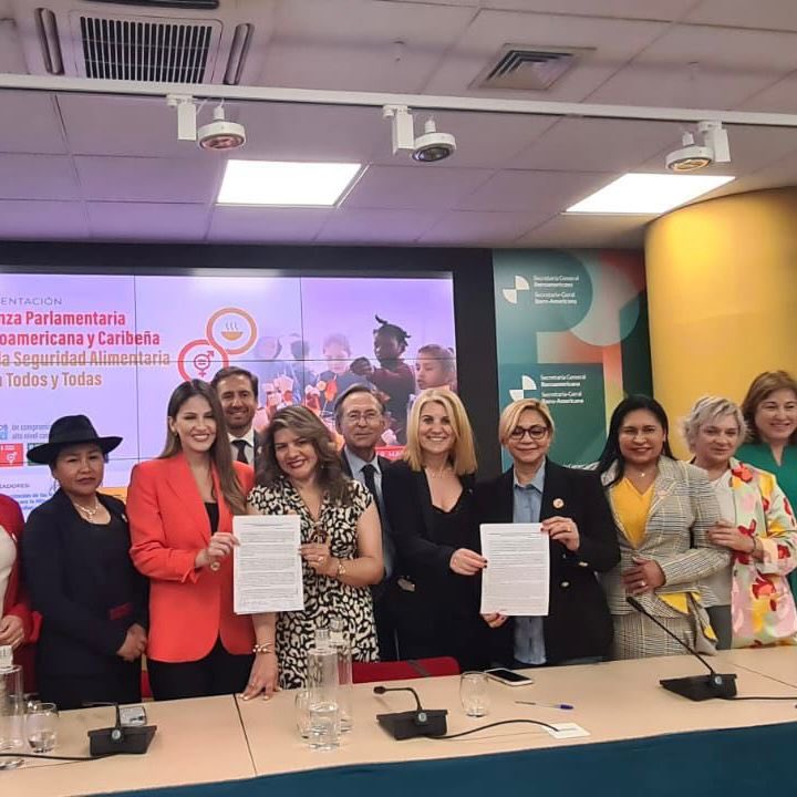 DiputadosRD's tweet photo. ¡Por la seguridad alimentaria de todas y todos 🇩🇴🤝🇪🇸!

Desde la sede de @AECID_es en Madrid y la colaboración de @AMEXCID, la secretaria del bufete directivo Soraya Suárez (@sorayasuarezprm), subcoordinadora del Frente Parlamentario Contra el Hambre de América Latina y el Caribe, participó en un encuentro con la Alianza Parlamentaria Iberoamericana
y Caribeña; donde firmaron un acuerdo y resaltaron el compromiso de fortalecer la cooperación interparlamentaria, promoviendo el intercambio de experiencias entre los parlamentos iberoamericanos y caribeños para impulsar el trabajo legislativo que promueva el ODS 2: hambre cero con igualdad de género y perspectiva climática.

Esta iniciativa es una herramienta para transformar los sistemas agroalimentarios hacia modelos más eficientes, inclusivos, resilientes y sostenibles en la región.

#DiputadosRD #DiplomaciaParlamentaria