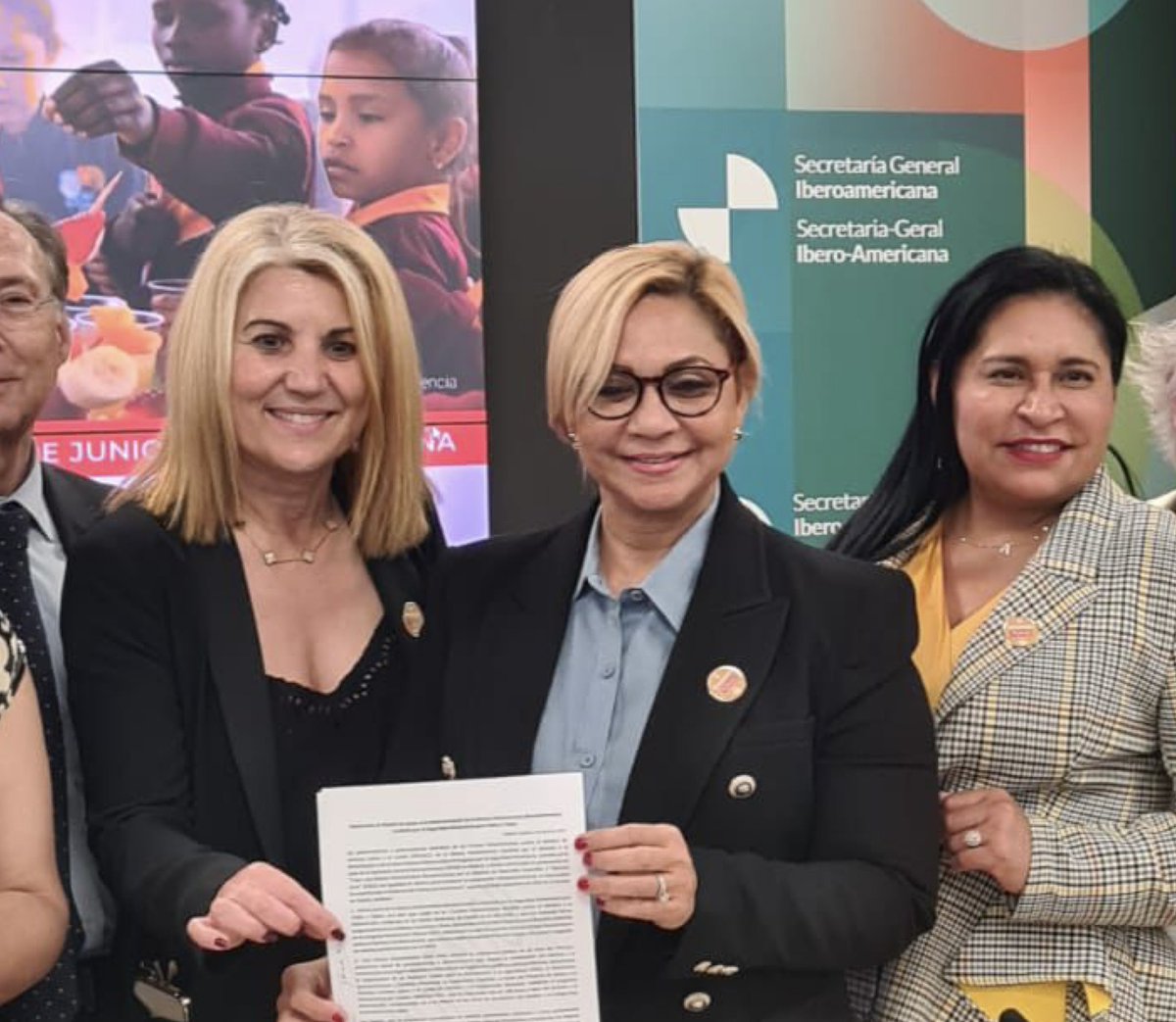 DiputadosRD's tweet photo. ¡Por la seguridad alimentaria de todas y todos 🇩🇴🤝🇪🇸!

Desde la sede de @AECID_es en Madrid y la colaboración de @AMEXCID, la secretaria del bufete directivo Soraya Suárez (@sorayasuarezprm), subcoordinadora del Frente Parlamentario Contra el Hambre de América Latina y el Caribe, participó en un encuentro con la Alianza Parlamentaria Iberoamericana
y Caribeña; donde firmaron un acuerdo y resaltaron el compromiso de fortalecer la cooperación interparlamentaria, promoviendo el intercambio de experiencias entre los parlamentos iberoamericanos y caribeños para impulsar el trabajo legislativo que promueva el ODS 2: hambre cero con igualdad de género y perspectiva climática.

Esta iniciativa es una herramienta para transformar los sistemas agroalimentarios hacia modelos más eficientes, inclusivos, resilientes y sostenibles en la región.

#DiputadosRD #DiplomaciaParlamentaria