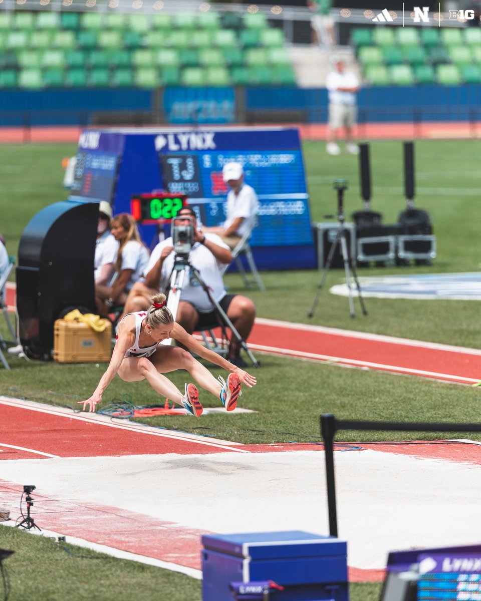 Ashley McElmurry brings in her first All-America honor!

With a 43-5 (13.23m) in the triple jump, she finished 10th at her first-career NCAA Championship meet to be named a Second-Team All-American💥