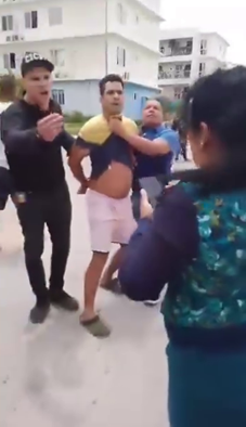 InforTvenezuela's tweet photo. Sobre el Caso de Porlamar,estado Nueva Esparta.

La minuta Policial, quedando todos detenidos e identificados como:

El Comisario del Cicpc, Edilbe José Oviedo, por los delitos: Privación ilegitima de libertad por funcionarios públicos con abuso de autoridad,tratos inhumanos,violación de domicilio,simulación de hecho punible y agavillamiento.

También el Inspector del Cicpc Jesús Enrique Ramos Hernández, Por los delitos de privación ilegitima de libertad por funcionarios públicos,con abuso de autoridad,tratos inhumanos,violación de domicilio,tratos crueles,simulación de hecho punible y agavillamiento.

El Detective del Cicpc Jefe Saúl Enrique Marín Ordaz,  Tratos inhumanos, privación ilegítima de libertad,simulación de hecho punible y agavillamiento.

El Detective Agregado Jonathan José Mata Rodríguez , por los delitos Tratos inhumanos, privación ilegítima de libertad,simulación de hecho punible y agavillamiento.

La Detective del Cicpc Analy Alejandra Berrios Vásquez por los delitos de Tratos inhumanos, privación ilegítima de libertad,simulación de hecho punible y agavillamiento.

El Detective del Cicpc Rómulo Enrique Rivero Córdova por los delitos de Tratos inhumanos, privación ilegítima de libertad,simulación de hecho punible y agavillamiento.

La Ciudadana Angela Maria Carrasco Gil adscrita al Servicio Nacional de Medicina y Ciencias Forenses (Senamecf), por los delitos de Colaboración ,encubrimiento en obstrucción e el delito de tratos crueles y agavillamiento.

El Abogado Jose Agustin Larez Mata, por los delitos de Tratos inhumanos a titulo de cómplice necesario,simulación de hecho punible,privación ilegítima de libertad y agavillamiento.

Dichos funcionarios ademas creaban pánico en el estado Lara durante un tiempo ,hasta que se fueron al estado Nueva Esparta donde continuaban con este tipo de fechorías.