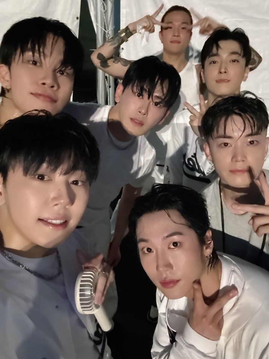 [📸]

LINE UP 9 Performance side
MBITIOUS 게스트쇼 완료♥️✨

#Mbitious #엠비셔스 #라인업 #lineup9