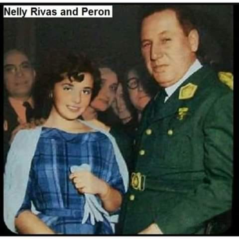 pablocasx1's tweet photo. "La unica verdad es la realidad" - Aristóteles

A los 62 años Perón tuvo un romance con una niña de 13 años. El romance duró dos años desde el '53 al '55 y Perón entre otras cosas le regaló la torta para su fiesta de cumpleaños de 15, que -para estupor de todos los invitados-, festejó en la misma residencia presidencial. Su novia se llamaba Nélida Haydée Rivas, más conocida como Nelly Rivas, era de la UES y de familia pobre; Perón aprovechó esa circunstancia de un modo que le era afín: A cambio de solucionar todos los problemas económicos de la familia de la niña con el dinero del erario público, se quedó con la chica en una suerte de compra-venta a la cual accedieron los padres, negocio que gestionó su secretario privado Máximo Renner. La chica, soportando el asco repulsivo que sentiría por el viejo -por lo menos según versiones que ella en vida nunca confirmaría-, obedeció por miedo y sumisión. Perón se la llevó a Casa de Unsué (aún la Quinta de Olivos no se usaba como residencia y los presidentes dormían allí), descarado rapto que debiera haber sido un escándalo nacional si los testigos no hubieran callado lo que veían diariamente con sus propios ojos, ya que si alguien osaba revelar la magna repugnancia (no sé de que otro modo calificar la historia), se acababa la vida económica del "boca floja" o su vida entera incluso. Lo cierto es que la niña fue entregada en sacrificio a la lascivia perversa del tirano. El Hada Rubia ya había muerto, pero algunas fuentes aseguran que la relación con la niña había empezado cuando aun vivía, a los 11 u 12 años de Nelly.

En "Orgullo Gorila", Mauricio Sepúlveda cuenta en su peculiar estilo algunos pormenores del caso: "Cuando para bien del sector productivo de la Nación, la Revolución Libertadora echó al tirano del gobierno, el derrocado huyó como una rata del país, abandonando a su suerte a todos aquellos por quienes había jurado una y otra vez dar la vida, pero antes quiso llevarse con él a su niña-novia; entre titubeos ambiguos que sugerían la ganancia de ambas partes, le ofreció una casa a sus padres, pero la niña amenazó con suicidarse si la obligaban a irse con el viejo. Sus padres entonces, impostando un repentino decoro, no aceptaron la oferta; en parte por la amenaza de su hija, pero más que nada porque pensaban que Perón no tenía mas poder y les iban a quitar la casa cuando estuviera fuera del país con su hija."

En septiembre del '55 el país volvió a la decencia abandonada durante una década de saqueo, relajo e ignominia, atrás quedaba la estrella de las niñas de la UES Nelly Rivas, cuando comandada por Perón como un coreógrafo de porristas, se organizaban eventos dignos de ser representados en un circo. Por citar sólo uno: Cuando vino Milton Eisenhower, que era el hermano del mítico ganador de la Segunda Guerra Mundial y presidente de Estados Unidos en ese entonces, Perón lo recibió con una función acrobática hecha por las chicas de la UES conduciendo motocicletas que llegó a ser célebre en el mundo entero, mundo que la juzgó de forma muy distinta a la que la juzgaba su coreógrafo.

Antes de seguir leyendo recuerden compartir con sus amigos y seguir para mas : Pablo Cas y Pablo Nicolas Cas

Milton Eisenhower, sin entender el sentido de lo que le ponían en frente de sus ojos, y absorto cuando intuyó su significado, miraría el show de las niñas del presidente Perón, seguramente pensando: "Ni en África se ve tan descarada ostentación de inmoralidad". Al terminar la función las niñas se reunieron y se pusieron a saltar a la vez que cantaban: "Sin bombacha y sin calzón somos todas de Perón!, sin bombacha y sin calzón somos todas de Perón!". Eisenhower le preguntó a su traductor que estaban diciendo las niñas, presumiblente pensando que se trataría de alguna loa de salutación al visitante extranjero, para luego poder agradecer el alegre cántico con la diplomacia correspondiente. Su traductor -arriesgándose a perder su trabajo-, le respondió: "I don't undestand". Arnaldo Irigoyen relata estos sucesos en un libro que se llama "Las Vírgenes de Perón".

Confieso que me tengo que contener para no dispersarme, siendo que las implicancias son múltiples; lo cierto es que, con toda justicia, cuando el país es recuperado para la población honrada, se le inicia una causa por estupro al ex primer mandatario, y a su secretario privado por oficiar de intermediario, y también a los padres de la chica; que incluso estuvieron presos cuando la niña, por ese sentido del deber que tienen los niños, hizo un viaje a Paraguay con los padres para devolverle los caniches al general, que se habían quedado con ella después de la Revolucion Libertadora.

Los padres, que querían seguir "sacándole jugo a viejo" aun después del septiembre glorioso, apremiados por las necesidades económicas que regresaron al hogar luego de desaparecido el padrinazgo, convencieron a la chica para que le devuelva los perros a Perón; ella dijo que lo haría pero que la tenían que acompañar. Finalmente viajan los tres en un autobús de la firma Pluma, pero los detienen en Chaco, metiendo presos a los padres y mandando a la chica al cuidado de un juez de menores, quien luego le daría el destino legal acostumbrado para estos casos.

En un libro escrito por el abogado de la familia Rivas, se cuenta que Nelly fue el único verdadero amor de Perón, y se estractan comentarios de la niña de los cuales a veces se puede inferir que lo amaba, y otras veces que era manipulada por adultos perversos. Nelly dormía en el cuarto de Evita, y Perón la llamaba "nenita". Dice la niña al respecto: “Dormí sola varias noches, mientras mi imaginación volaba a alturas tan inaccesibles como profundas eran mis pasiones. (...) A la cuarta noche me animé a proponerle al general que viéramos televisión juntos. Después de esa primera noche yo me instalaba en el dormitorio del general a ver televisión, aunque él no hubiera llegado. Más de una semana -que me pareció un siglo- hicimos esto después de lo cual yo volvía a mi dormitorio.”

La clave está en la expresión que una semana le pareció un siglo, cabe recordar que en año '54 casi nadie tenía un televisor en su casa, y la fascinación que ese aparato causaba en una niña de 13 años sería presumiblemente inmensa, cosa que un zorro como Perón sabía a la perfección. El televisor estaba en el cuarto de Perón, no en el de la niña, que era el que había sido de Evita, siendo que desde que su esposa enfermara de cáncer, Perón no quiso dormir mas en la misma cama ni en el mismo cuarto que su mujer, y apelando a razones de higiene relacionadas con su enfermedad, le acondicionó un cuarto a Evita, expulsándola del lecho nupcial.

Hay dos hipótesis enfrentadas, una postula que Nelly Rivas se había enamorado realmente de Perón, tanto como él de ella; la otra postula que sólo Perón era el enamorado y que la niña -que sentía una obvia repugnancia por el viejo-, accedía al comercio carnal pensando que caso contrario no la dejarían ver televisión; e instada además implícitamente por sus padres, quienes si bien se opusieron a la relación al principio, cedieron finalmente cuando empezaron a recibir dinero del tirano. Según esta hipótesis en Nelly Rivas luchaban dos fuerzas: la repugnancia física que sentía por el anciano, y el amor al televisor que tenía en su cuarto; finalmente ganó lo segundo, hasta que el asco la colmó y volvió sola a su cuarto. Refiere Mauricio Sepúlveda: "Perón, que siempre fue un cobarde, no se animaba a violarla, su poder de seducción entonces se limitaba a ofrecerle el televisor como si fuera el chocolatín que un padre promete a un hijo si se porta bien."

La causa por estupro llevada adelante por el doctor Casal, y no ninguna prohibición formal por parte de los militares, fue la verdadera razón por la cual Perón no volviera al país durante 17 años; en el año 1971 esta causa prescribe, pero aun así Perón tiene miedo de volver porque -cual testimonio físico de sus secretas inmundicias- la encarpetada y foliada prescripción de estupro estaba guardada en un depósito de tribunales, con los escabrosos detalles del caso, y entonces, para evitar el escándalo que implicaría su difusión pública, manda a unos rufianes a que la roben, cosa que recién logran hacer tiempo después. Sólo entonces Perón decide volver a Argentina, en el año '73, cuando la causa por estupro no sólo que había prescripto, sino que había sido robada y quemada, para que ni siquiera quedara la constancia de que hubiera existido alguna vez. El secretario privado de Perón -me refirió Moira Morley un día- que fue el que ofició de intermediario entre la venta de la niña que hicieron sus padres y la compra que hizo Perón en el '53, que se llamaba Máximo Renner, lleno de culpa y vergüenza por lo que había hecho, acabó suicidándose.

Sobre mi escritorio tengo un documento histórico de incalculable valor, su poseedor me impide fotografiarlo, pero accede a que dé a conocer una parte del mismo. Me refiero al diario íntimo que llevaba Perón, escrito de puño y letra por él mismo. Transcribo a continuación la última página del amarillento cuaderno, que es cuando Perón refiere el último día que estuvo en Argentina en el año '55, cuatro días después de que la Revolución Liberadora acabara con la fiesta personal en que había transformado a todo un país. Entiendo que es una revelación mundial exhibir al gran público semejante documento.

Escribe Perón en su diario:

"El 20 una junta presidida por los generales Molina y Lucero se entrevistaron con Rojas y Uranga y a bordo del "17 de octubre" (1) entregaron el poder. El doctor Chavez, embajador del Paraguay, me había ofrecido sus servicios por carta una semana antes, por lo que decidí recurrir a su ayuda. El 20 por la mañana, temprano, abandoné la Residencia llevándome un par de valijas de mano con lo necesario y unos cuantos papeles. Me despedí de mi sobrino Antonio (2), hijo de mi hermano Mario Avelino, del personal y de la guardia formada en el jardín, subiéndome a un auto con Renner, Cialceta y Zambrano (3). Llovía fuerte. Me reuní con el embajador Chávez en su residencia, quien me propuso que me trasladara a una cañonera que estaba en el puerto desde hacía tres meses para reparaciones mientras él gestionaba el asilo y salvoconducto. Es una nave de guerra que ofrece las garantías de seguridad que no tengo en mi casa, me dijo. En el auto del embajador nos dirigimos al Puerto Nuevo seguidos de otro auto en el que iban Renner y Cialceta. Llegamos a la Dársena D, donde estaba amarrada la cañonera. La niebla lo cubría todo. Ordené a Renner que volviera a la residencia y me trajera un poco de dinero y el retrato de Nelly (4), que tenía sobre la mesa de luz. Renner volvió y lo invité a que se quedara conmigo, pero contestó: "Mi vida es limpia y clara y aun sabiendo que van a arrestarme y quién sabe qué mas por haber sido fiel con Ud, me vuelvo a casa, con mi familia." Nos despedimos al mediodía. El 2 de octubre partí para Asunción en el hidroavión Catalina. El río estaba agitado y tuvimos que esperar a que se calmase un poco el viento. El avión enfiló mar adentro y al cabo de dos kilómetros despegó. Sobrevolamos Buenos Aires y a pesar de la niebla pude reconocer la Casa de Gobierno, el Congreso y otros edificios. Dije hasta luego a la Argentina, no adiós".

Notas:

1. El barco de guerra "Phoenix" fue comprado por Perón a Estados Unidos, quien lo bautizara con el nombre de "17 de Octubre"; luego la Revolución Libertadora lo rebautizaría con el nombre de "ARA Crucero General Belgrano", barco que terminaría sus días en el fondo del Atlántico Sur hundido por los ingleses.
2. Antonio Perón era cadete en el Liceo Militar y llevaba un corto tiempo viviendo en la residencia presidencial.
3. El mayor Alfredo Mario Renner era secretario privado de Perón desde dos años antes; el mayor Ignacio Cialceta su edecan y Zambrano el jefe de su custodia.
4. El manuscrito original escrito por Perón dice: "Nelly", nombre que luego fue tachado y sobreimpreso en una letra que no es la de Perón, ahora dice: "Evita".

Se es peronista por dos razones: por ignorar la historia, o por negarla