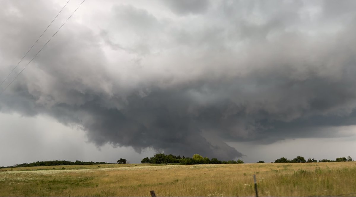 kirastinnnn's tweet image. 👀 gettin’ pretty fun today for a local chase. #moweather