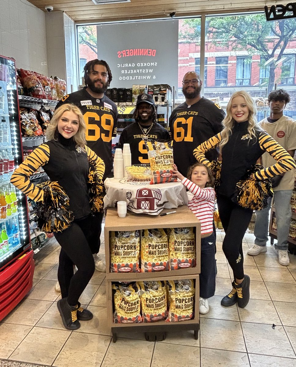 TicatsDC's tweet photo. Dennigerโs Downtown #TheHammer ๐จ
Joined by Joel Figueroa, Jordan Murray & Week 1 player of the game James Butler at our partner Dennigerโs BBQ ๐ฏ
Notice another partner From Farm to Table - the official popcorn of #TimHortonsField ๐ฟ๐
#OskeeWeeWee // #Ticats https://t.co/qPj2eHxa4l