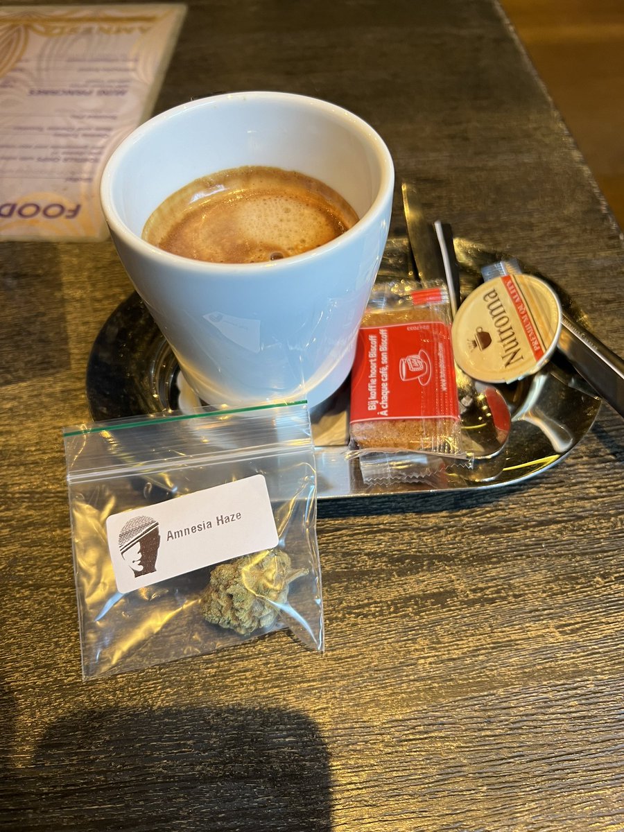 mellow_ams1972's tweet photo. Coffeeshop Mellow Yellow が
内装やコーヒーに力を入れてる理由

Coffeeshop 
オランダでWeedを嗜む文化というのはWeedの質や品種選びが最も大事だと思われますが、セットや環境も同時に大事だとされます
お店の内装や音楽、提供されるコーヒーの質、��てが重なって良い感覚を生み出します(店員さんの質も大事)
当店はコーヒーマシンではなく、ハンドドリップで入れてるのもこれが理由です
本国のCoffeeshopではマシンを採用している事が多いですが、やはりハンドドリップの方が格段においしいです
大麻もコーヒーも同じくらい奥が深いモノなので好みがあります
味の違いがわからない方はウチでコーヒー飲んだ後にセブンやマックのコーヒーでも飲んでみてください
もちろん値段がそもそも違うので味も原材料も全て変わりますが、そこのコーヒーにこだわる事で当店の「特別感」や「満足感」に繋がり、体感を完成させます

あと大前提、CBDや大麻製品に関して
品質が高いのは店舗として当たり前で
言うまでもないが価値感は人それぞれ
「キマる」とか「トぶ」などの体感を店として求めてないのでよくわからない商品や成分は法律関係無く置きませんというか置けません
大麻が好きなんで意識が大麻に偏ってます
自分が正しいと思うのは勝手だけれども、商売のアレコレを否定される覚えもないし妬み嫉みはご勘弁

ちなみに
「コーヒーに合うジョイント」
コレが1番売れてます☝️

常にアップデートして商品開発してくださってるメーカーさんに感謝です🙏✨

内装はまだ途中ですが少しづつ進んでます
1度でもご来店されてる方は完成後の店内見たらビックリすると思います🤫
遅れてる理由は気が向いたら話します⭕️

「一度座ったら帰れなくなる」
「長居してすみません」

とよく言われます😂
(長居して頂いて全然大丈夫です👌)

実際当店で出会い、仲間になった方や��事に繋がった方は相当数いらっしゃるような気がします
お客様や業者様が大麻の話でマッチングする場としても活用出来る席の配置にしております

「CBD屋」とか言われて否定はしませんが笑
おいしいコーヒー、大麻製品販売、オランダ文化これらを集めたモノが「Coffeeshop 」です

良い空間を提供しておりますのでまだ来てない方は1度お越しください✨