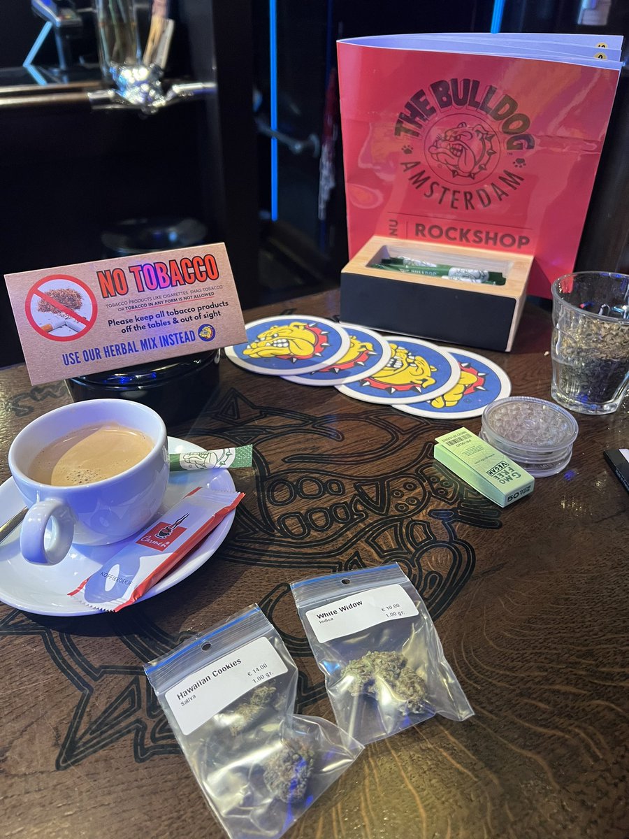 mellow_ams1972's tweet photo. Coffeeshop Mellow Yellow が
内装やコーヒーに力を入れてる理由

Coffeeshop 
オランダでWeedを嗜む文化というのはWeedの質や品種選びが最も大事だと思われますが、セットや環境も同時に大事だとされます
お店の内装や音楽、提供されるコーヒーの質、��てが重なって良い感覚を生み出します(店員さんの質も大事)
当店はコーヒーマシンではなく、ハンドドリップで入れてるのもこれが理由です
本国のCoffeeshopではマシンを採用している事が多いですが、やはりハンドドリップの方が格段においしいです
大麻もコーヒーも同じくらい奥が深いモノなので好みがあります
味の違いがわからない方はウチでコーヒー飲んだ後にセブンやマックのコーヒーでも飲んでみてください
もちろん値段がそもそも違うので味も原材料も全て変わりますが、そこのコーヒーにこだわる事で当店の「特別感」や「満足感」に繋がり、体感を完成させます

あと大前提、CBDや大麻製品に関して
品質が高いのは店舗として当たり前で
言うまでもないが価値感は人それぞれ
「キマる」とか「トぶ」などの体感を店として求めてないのでよくわからない商品や成分は法律関係無く置きませんというか置けません
大麻が好きなんで意識が大麻に偏ってます
自分が正しいと思うのは勝手だけれども、商売のアレコレを否定される覚えもないし妬み嫉みはご勘弁

ちなみに
「コーヒーに合うジョイント」
コレが1番売れてます☝️

常にアップデートして商品開発してくださってるメーカーさんに感謝です🙏✨

内装はまだ途中ですが少しづつ進んでます
1度でもご来店されてる方は完成後の店内見たらビックリすると思います🤫
遅れてる理由は気が向いたら話します⭕️

「一度座ったら帰れなくなる」
「長居してすみません」

とよく言われます😂
(長居して頂いて全然大丈夫です👌)

実際当店で出会い、仲間になった方や��事に繋がった方は相当数いらっしゃるような気がします
お客様や業者様が大麻の話でマッチングする場としても活用出来る席の配置にしております

「CBD屋」とか言われて否定はしませんが笑
おいしいコーヒー、大麻製品販売、オランダ文化これらを集めたモノが「Coffeeshop 」です

良い空間を提供しておりますのでまだ来てない方は1度お越しください✨