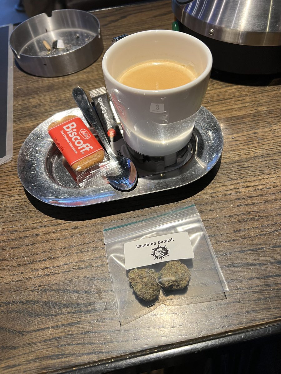 mellow_ams1972's tweet photo. Coffeeshop Mellow Yellow が
内装やコーヒーに力を入れてる理由

Coffeeshop 
オランダでWeedを嗜む文化というのはWeedの質や品種選びが最も大事だと思われますが、セットや環境も同時に大事だとされます
お店の内装や音楽、提供されるコーヒーの質、��てが重なって良い感覚を生み出します(店員さんの質も大事)
当店はコーヒーマシンではなく、ハンドドリップで入れてるのもこれが理由です
本国のCoffeeshopではマシンを採用している事が多いですが、やはりハンドドリップの方が格段においしいです
大麻もコーヒーも同じくらい奥が深いモノなので好みがあります
味の違いがわからない方はウチでコーヒー飲んだ後にセブンやマックのコーヒーでも飲んでみてください
もちろん値段がそもそも違うので味も原材料も全て変わりますが、そこのコーヒーにこだわる事で当店の「特別感」や「満足感」に繋がり、体感を完成させます

あと大前提、CBDや大麻製品に関して
品質が高いのは店舗として当たり前で
言うまでもないが価値感は人それぞれ
「キマる」とか「トぶ」などの体感を店として求めてないのでよくわからない商品や成分は法律関係無く置きませんというか置けません
大麻が好きなんで意識が大麻に偏ってます
自分が正しいと思うのは勝手だけれども、商売のアレコレを否定される覚えもないし妬み嫉みはご勘弁

ちなみに
「コーヒーに合うジョイント」
コレが1番売れてます☝️

常にアップデートして商品開発してくださってるメーカーさんに感謝です🙏✨

内装はまだ途中ですが少しづつ進んでます
1度でもご来店されてる方は完成後の店内見たらビックリすると思います🤫
遅れてる理由は気が向いたら話します⭕️

「一度座ったら帰れなくなる」
「長居してすみません」

とよく言われます😂
(長居して頂いて全然大丈夫です👌)

実際当店で出会い、仲間になった方や��事に繋がった方は相当数いらっしゃるような気がします
お客様や業者様が大麻の話でマッチングする場としても活用出来る席の配置にしております

「CBD屋」とか言われて否定はしませんが笑
おいしいコーヒー、大麻製品販売、オランダ文化これらを集めたモノが「Coffeeshop 」です

良い空間を提供しておりますのでまだ来てない方は1度お越しください✨