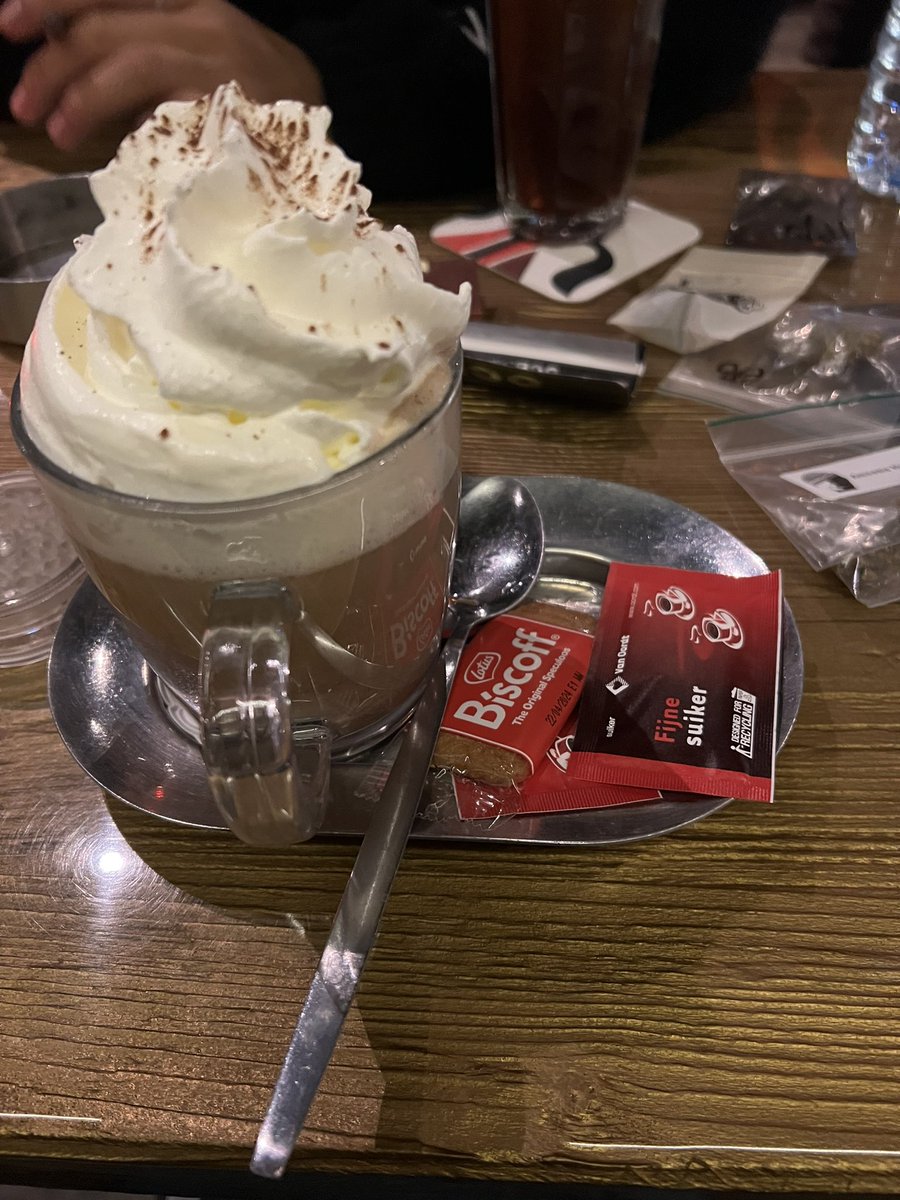mellow_ams1972's tweet photo. Coffeeshop Mellow Yellow が
内装やコーヒーに力を入れてる理由

Coffeeshop 
オランダでWeedを嗜む文化というのはWeedの質や品種選びが最も大事だと思われますが、セットや環境も同時に大事だとされます
お店の内装や音楽、提供されるコーヒーの質、��てが重なって良い感覚を生み出します(店員さんの質も大事)
当店はコーヒーマシンではなく、ハンドドリップで入れてるのもこれが理由です
本国のCoffeeshopではマシンを採用している事が多いですが、やはりハンドドリップの方が格段においしいです
大麻もコーヒーも同じくらい奥が深いモノなので好みがあります
味の違いがわからない方はウチでコーヒー飲んだ後にセブンやマックのコーヒーでも飲んでみてください
もちろん値段がそもそも違うので味も原材料も全て変わりますが、そこのコーヒーにこだわる事で当店の「特別感」や「満足感」に繋がり、体感を完成させます

あと大前提、CBDや大麻製品に関して
品質が高いのは店舗として当たり前で
言うまでもないが価値感は人それぞれ
「キマる」とか「トぶ」などの体感を店として求めてないのでよくわからない商品や成分は法律関係無く置きませんというか置けません
大麻が好きなんで意識が大麻に偏ってます
自分が正しいと思うのは勝手だけれども、商売のアレコレを否定される覚えもないし妬み嫉みはご勘弁

ちなみに
「コーヒーに合うジョイント」
コレが1番売れてます☝️

常にアップデートして商品開発してくださってるメーカーさんに感謝です🙏✨

内装はまだ途中ですが少しづつ進んでます
1度でもご来店されてる方は完成後の店内見たらビックリすると思います🤫
遅れてる理由は気が向いたら話します⭕️

「一度座ったら帰れなくなる」
「長居してすみません」

とよく言われます😂
(長居して頂いて全然大丈夫です👌)

実際当店で出会い、仲間になった方や��事に繋がった方は相当数いらっしゃるような気がします
お客様や業者様が大麻の話でマッチングする場としても活用出来る席の配置にしております

「CBD屋」とか言われて否定はしませんが笑
おいしいコーヒー、大麻製品販売、オランダ文化これらを集めたモノが「Coffeeshop 」です

良い空間を提供しておりますのでまだ来てない方は1度お越しください✨