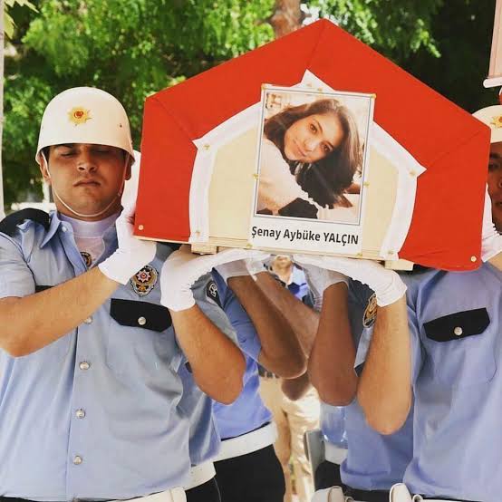 TurkPolisiTC's tweet photo. 9 Haziran 2016.

Vatan seni gelin etmiş,
Şen ol Aybüke.
Bir şehit verilecekmiş,
Sen ol Aybüke .

#AybükeYalçın https://t.co/UTaXnN8rD6