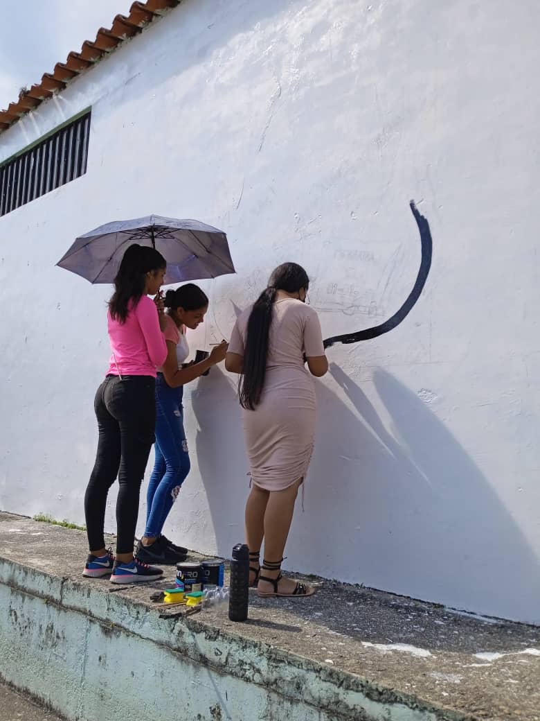 Diseño y pintura del nuevo logo del Complejo Educativo Rafael María Urrecheaga, cumpliendo con el artículo 13 estudiantes de 5to "C" a cargo de la profesora: Mariela Graterol y Coordinadoras: Evelin Fuentes, Jackeline Canelones.